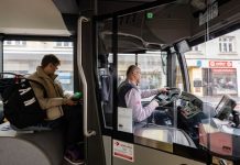 Nová kampaň DPMB #jakodoma upozorňuje na nevhodné chování v MHD