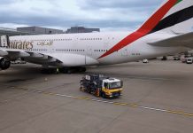 Emirates začala provozovat lety s udržitelným leteckým palivem (SAF) na londýnském letišti Heathrow
