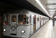 Lidé se v Praze mohou svézt na lince metra C historickými soupravami