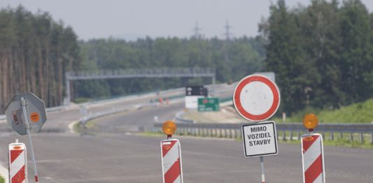 Babiš potrdil, že na opravy silnic kraje příspěvek od státu nedostanou
