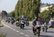 Zhruba 200 motorkářů podpořilo společnou jízdou válečné veterány