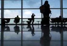 Letní letenky zdražily i zlevnily, Češi víc létají z Prahy, letenky kupují dříve