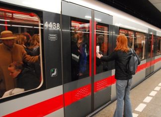 Prodloužený víkend DPP využije k výměně původních dřevěných pražců v metru na trati C