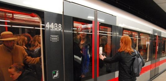 O víkendu proběhne instalace posledních nových nosníků do stropní konstrukce nad stanicí metra Florenc