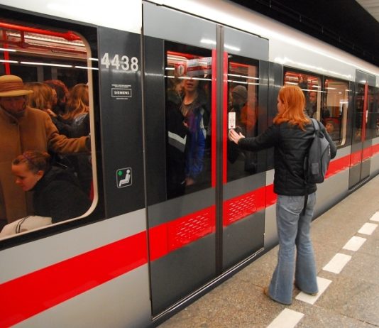 O víkendu proběhne instalace posledních nových nosníků do stropní konstrukce nad stanicí metra Florenc