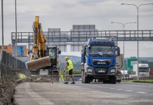 Na opravovanou část Pražského okruhu najeli dělníci s těžkou technikou
