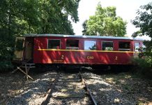 Mezi Lednicí a Břeclaví vykolejil historický osobní vlak, nikdo se nezranil