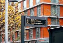 Středočeský kraj začne na autobusových zastávkách instalovat chytré panely