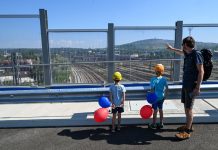 První řidiči se svezou po nové části silničního okruhu v Brně v noci na neděli