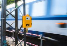 Automatický systém upozorňuje stavební dělníky na blížící se vlak