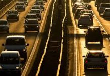 Silničáři začali v noci bourat v Brně dálniční most přes železniční koridor