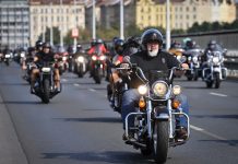 Prahou projelo 800 motorkářů při All American Festu