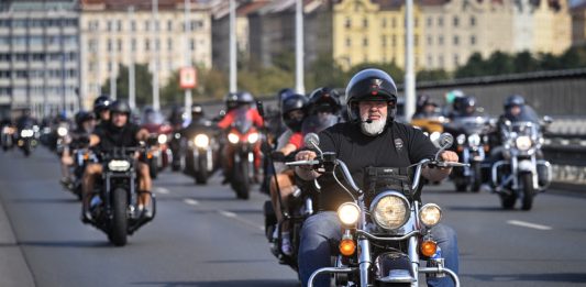 Plzeň osvobodí skútry, mopedy a motorky od placení za stání v parkovacích zónách