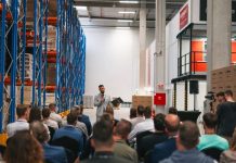 GymBeam spustil unikátní automatizovaný sklad: Roboti odbaví až 1000 objednávek za hodinu, lidé ale o práci nepřijdou, ba naopak!