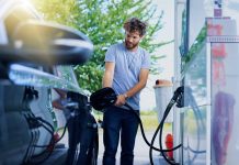 Pohonné hmoty dál zlevnily, jsou nejlevnější od poloviny června