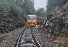 Popadané stromy komplikují vlakovou dopravu, u Jílového spadly na koleje kameny