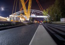 D10 mezi exity 10 a 14 uzavřela instalace konstrukce železničního mostu