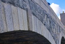 Stavbaři v Březnici na Příbramsku dokončili opravu kamenného mostu z roku 1899