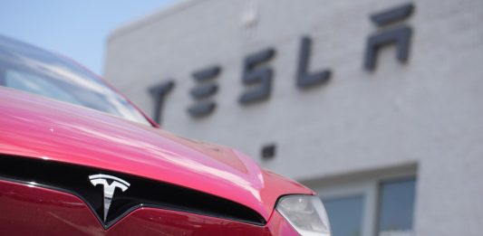 Tesla vytvoří ve svém závodě v Německu 1000 nových pracovních míst