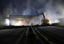 Dálnice D10 u Kosmonos je po nočním bourání nadjezdu průjezdná