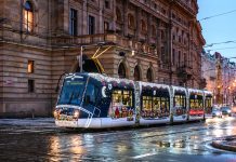 DPP tuto sobotu rozsvítí vánoční vozy, novinkami jsou nazdobená stanice metra Křižíkova a přání dětí z dětských domovů