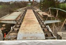 Na Písecku je usazená náhradní konstrukce za most poškozený nárazem kamionu