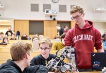 Robosoutěž se blíží! Týmy ze středních škol si zasoutěží v programování robotů–popelářů