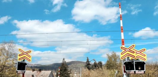 Počet nehod na železnici klesá, letní kampaň varuje před nebezpečnými výzvami na sítích