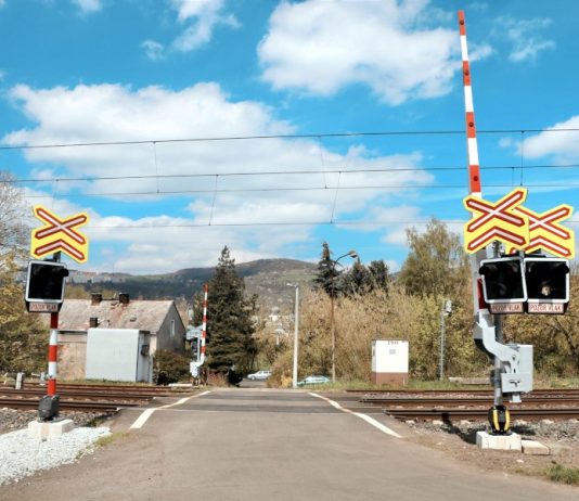 Počet nehod na železnici klesá, letní kampaň varuje před nebezpečnými výzvami na sítích