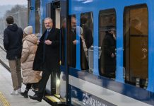 Trať mezi Brnem a Zastávkou je po modernizaci dvojkolejná a elektrifikovaná