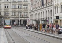 Praha odkoupila od JCDecaux za 133 milionů korun 429 přístřešků pro MHD