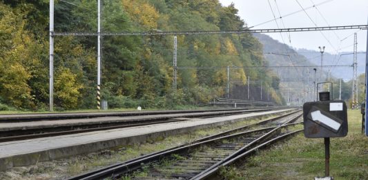 Nedostatek peněz může odsunout jednu ze dvou železničních staveb na jihu Moravy