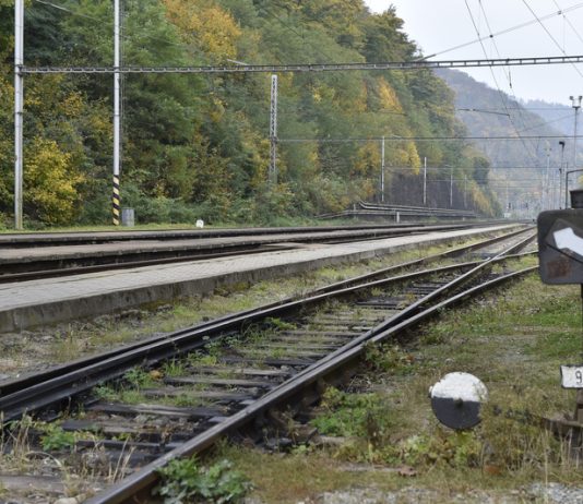 Nedostatek peněz může odsunout jednu ze dvou železničních staveb na jihu Moravy