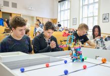 Finále Robosoutěže 2024 pro střední školy se koná už tento pátek. „Roboti-popeláři“ budou uklízet, ale i škodit soupeřům