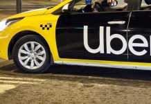 Uber v Praze nově nabízí kurýrní službu, odvoz zásilky funguje podobně jako taxi