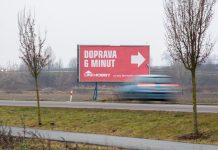 Nelegální reklamy u dálnic a silnic navzdory snaze ŘSD neubývá