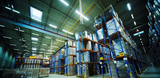 Jak elektrifikace vysokozdvižných vozíků přetváří logistiku potravin