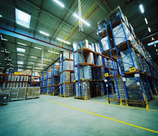 Jak elektrifikace vysokozdvižných vozíků přetváří logistiku potravin