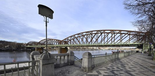 Železniční most na Výtoni provizorně zpevní uhlíkové lamely