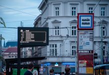 V Praze má do roku 2030 vyrůst 550 odjezdových panelů a 150 navigačních totemů