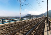 Stát nerespektuje vlastní strategické dokumenty. V aktuálním nabídkovém řízení na provoz dálkových vlaků na severovýchodě Čech poptává atypická hybridní diesel-elektrická vozidla namísto schválené elektrizace tratí. Přitom by díky ní ušetřil miliardy korun a stovky tun emisí skleníkových plynů