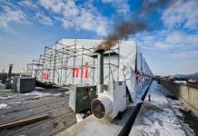 Na dálnici v Brně pracují stavbaři v obřích stanech, je v nich 20 až 25 stupňů