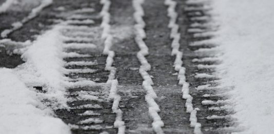 Sněžení včera ráno zkomplikovalo dopravu v Praze, problémy měly autobusy