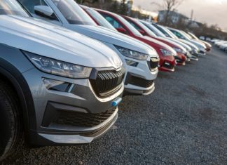 Počet automobilů na českých silnicích se přiblížil sedmi milionům