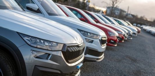 Počet automobilů na českých silnicích se přiblížil sedmi milionům