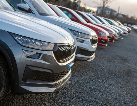 Počet automobilů na českých silnicích se přiblížil sedmi milionům