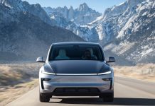 Tesla se postupně zbavuje log na svých vozech