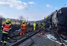 Hasiči přečerpali z havarovaných cisteren vlaku u Hustopečí n. B. tuny benzenu