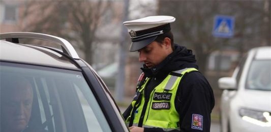 Celníci vybrali loni na silnicích v ČR pokuty a nedoplatky za 97 milionů korun