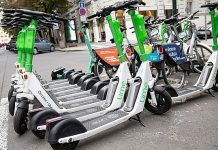 Lime a Bolt chtějí jednat s Prahou o zákazu sdílených elektrokoloběžek